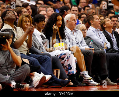 Los Angeles, Kalifornien, USA. 9. April 2013. Sängerin Rihanna besucht die NBA Basketball-Spiel zwischen den Oklahoma City Thunder und die Los Angeles Clippers im Staples Center in Los Angeles, Kalifornien. Charles Baus/CSM/Alamy Live-Nachrichten Stockfoto