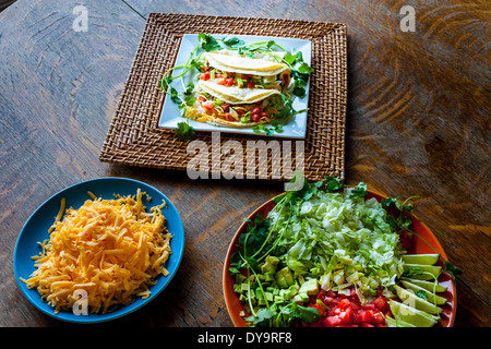 Zwei Tacos Bohnen und Reis mit allen Zutaten Stockfoto