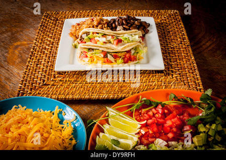 Zwei Tacos Bohnen und Reis mit allen Zutaten Stockfoto