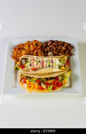 Zwei Tacos Bohnen und Reis mit allen Zutaten Stockfoto