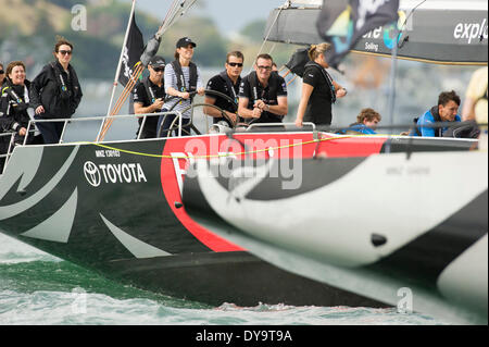 Auckland, Neuseeland. 11. April 2014. Ihre Königlichen Hoheiten der Herzog und Herzogin von Cambridge Besuch Emirates Team New Zealand entsprechen Rennen einander im Hafen von Auckland. Eine Gutschrift: Chris Cameron/Alamy Live-Nachrichten Stockfoto