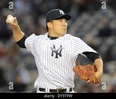 Bronx, New York, USA. 9. April 2014. Masahiro Tanaka (Yankees) MLB: New York Yankees Start Krug Masahiro Tanaka wirft während der MLB-Spiel zwischen den New York Yankees und der Baltimore Orioles im Yankee Stadium in der Bronx, New York, Vereinigte Staaten von Amerika. Bildnachweis: AFLO/Alamy Live-Nachrichten Stockfoto