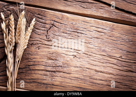 Ähren auf alten Holztisch. Stockfoto