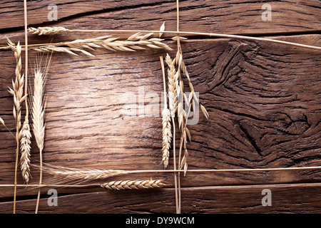 Ähren auf alten Holztisch. Stockfoto