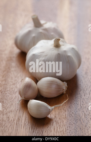Knoblauch auf Holztisch, rustikalen Stil Stockfoto