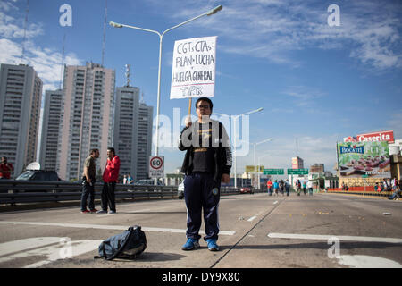 Buenos Aires, Argentinien. 10. April 2014. Ein Arbeiter halten ein Plakat beteiligt sich an der Generalstreik von 24 Stunden in Buenos Aires, der Hauptstadt von Argentinien, am 10. April 2014. Die allgemeine Konföderation der Arbeit (CGT), Argentinien zentrale Arbeitnehmer (CTA), Arbeitnehmer Gewerkschaften und Left-Wing Parteien, durchgeführten landesweiten Generalstreik von 24 Stunden Sicherheit, bessere Arbeitsbedingungen und höhere Löhne zu verlangen. © Martin Zabala/Xinhua/Alamy Live-Nachrichten Stockfoto