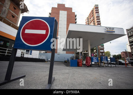 Buenos Aires, Argentinien. 10. April 2014. Eine Tankstelle ist während des Generalstreiks von 24 Stunden in Buenos Aires, der Hauptstadt von Argentinien, am 10. April 2014 geschlossen. Die allgemeine Konföderation der Arbeit (CGT), Argentinien zentrale Arbeitnehmer (CTA), Arbeitnehmer Gewerkschaften und Left-Wing Parteien, durchgeführten landesweiten Generalstreik von 24 Stunden Sicherheit, bessere Arbeitsbedingungen und höhere Löhne zu verlangen. © Martin Zabala/Xinhua/Alamy Live-Nachrichten Stockfoto