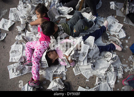 Buenos Aires, Argentinien. 10. April 2014. Kinder spielen, um die Müll-Zeitung aufgrund des Fehlens von Müllwagen während des Generalstreiks von 24 Stunden in Buenos Aires, der Hauptstadt von Argentinien, am 10. April 2014. Die allgemeine Konföderation der Arbeit (CGT), Argentinien zentrale Arbeitnehmer (CTA), Arbeitnehmer Gewerkschaften und Left-Wing Parteien, durchgeführten landesweiten Generalstreik von 24 Stunden Sicherheit, bessere Arbeitsbedingungen und höhere Löhne zu verlangen. © Martin Zabala/Xinhua/Alamy Live-Nachrichten Stockfoto