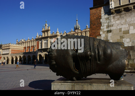 "Der Kopf" Skulptur am Marktplatz, Krakau, Polen Stockfoto