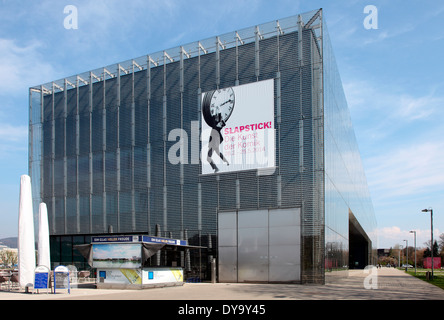 Lentos Kunstmuseum am Ufer der Donau in Linz im zeitigen Frühjahr Stockfoto