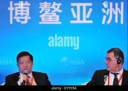 Boao, Chinas Provinz Hainan. 11. April 2014. Long Yongtu (L), ehemaliger Vizeminister des Ministeriums für Außenhandel und wirtschaftliche Zusammenarbeit (MAWZ), spricht in einem Forum mit dem Thema "China (Shanghai) experimentelle Freihandelszone" während die Boao Forum for Asia (BFA) Annual Conference 2014 in Boao, Süd-China Provinz Hainan, 11. April 2014. © Chen Yehua/Xinhua/Alamy Live-Nachrichten Stockfoto