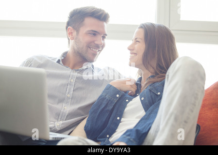 Paar erholsame zusammen auf dem sofa Stockfoto