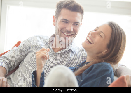 Paar unbeschwerte Zeit zu Hause verbringen Stockfoto