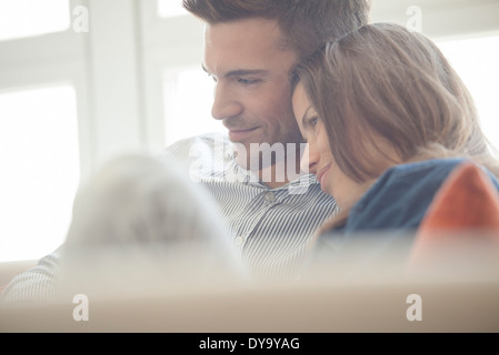 Paar entspannende im Hause Blick auf Laptop-Computer zusammen Stockfoto