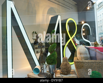 Marks & Spencer-Logo im Schaufenster UK Stockfoto