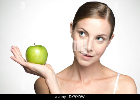 Junge Frau hält grüner Apfel Stockfoto