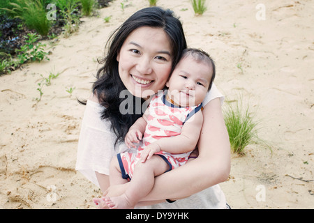 Mutter mit Sohn im Freien, Porträt Stockfoto