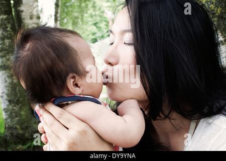 Mutter Sohn küssen Stockfoto