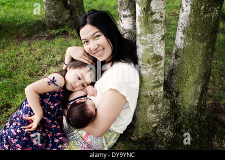 Mutter mit Baby und kleine Mädchen im freien Stockfoto