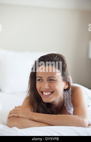 Frau auf Bett Stockfoto