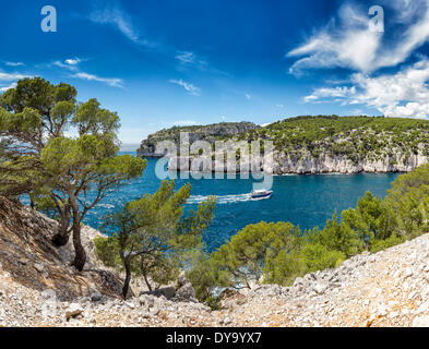 Calanque de Port Miou Calanque felsige Bucht mediterranen Landschaft Wasser Bäume Frühling Berge Meer Schiffe Boot Cassis Bouches d Stockfoto