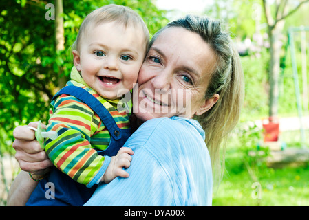 Mutter mit baby im Freien, beide Lächeln, Porträt Stockfoto