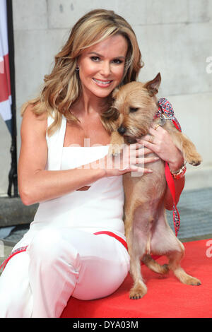 Amanda Holden und ihr Hund Ruby, Teilnahme an einem Fototermin für "Britain es Got Talent" in St Luke's Church, London. 04.09.2014 Stockfoto