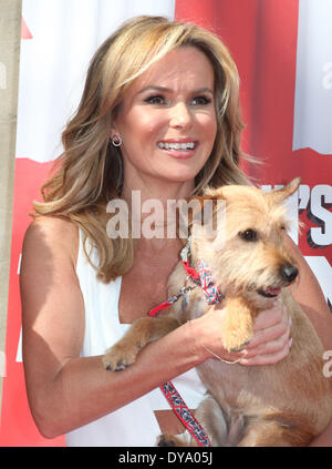 Amanda Holden und ihr Hund Ruby, Teilnahme an einem Fototermin für "Britain es Got Talent" in St Luke's Church, London. 04.09.2014 Stockfoto