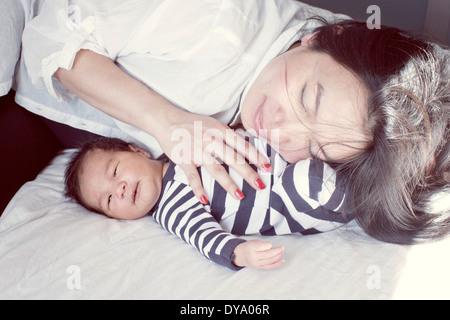 Mutter mit Baby im Bett, Porträt Stockfoto