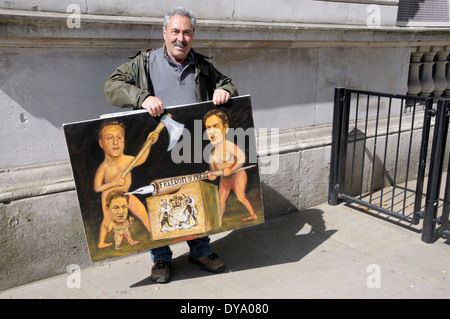 London, England, Vereinigtes Königreich. Kaya Mar (Künstler) mit seinen satirischen Gemälde "Enthaupten die freie Presse" Cartoon, April 2014, Whitehall Stockfoto