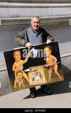 London, England, Vereinigtes Königreich. Kaya Mar (Künstler) mit seinen satirischen Gemälde "Enthaupten die freie Presse" Cartoon, April 2014, Whitehall Stockfoto