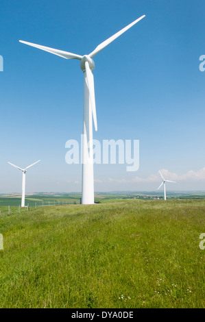Frankreich, Pas-De-Calais. Drei horizontale Windturbinen in einer ländlichen Landschaft im Norden Frankreichs Stockfoto