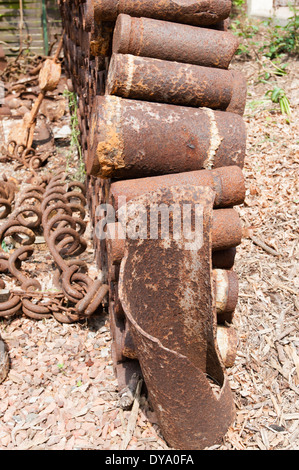 Frankreich, Somme. Ein Stapel von Artillerie Patronenhülsen und Stacheldraht Einsätze aus der Schlacht an der Somme, 1. Weltkrieg. Stockfoto