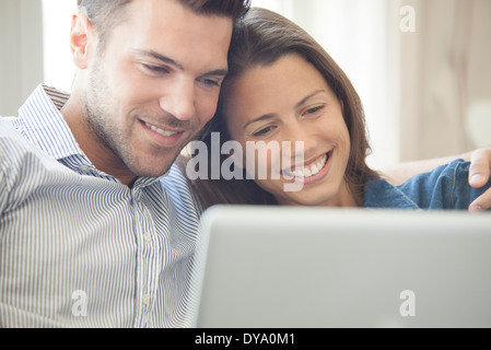 Paar entspannende im Hause Blick auf Laptop-Computer zusammen Stockfoto