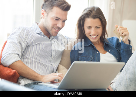Online-shopping zu Hause paar zusammen