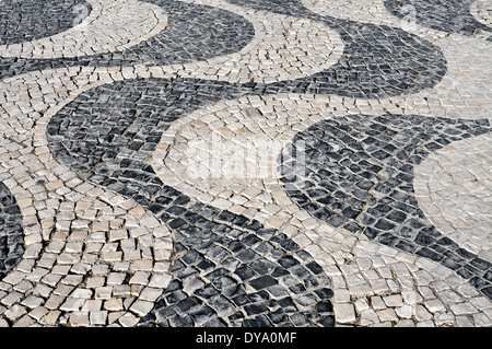 Wellen gemusterten portugiesischer Bürgersteig typischen in Lissabon, Portugal Stockfoto