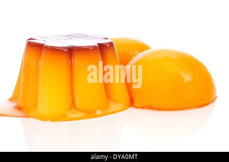 Creme Caramel und Pfirsich in Sirup auf weißem Hintergrund Stockfoto