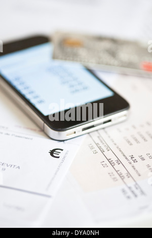 Smartphone für online-Banking verwendet wird Stockfoto