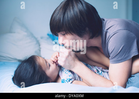 Vater verbringen Zeit mit jungen Tochter Stockfoto