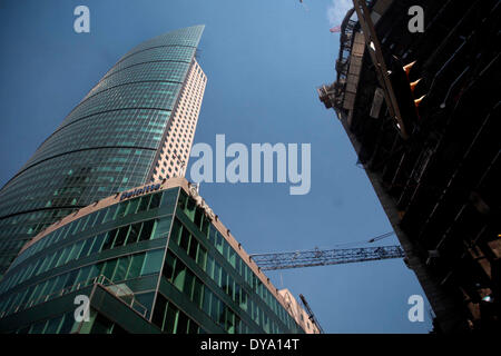 Mexico City, Mexiko. 10. April 2014. Ein Teleskopkran Arm bleibt über den Anhang des Torre Mayor in Mexiko-Stadt, Hauptstadt von Mexiko, am 10. April 2014. © Str/Xinhua/Alamy Live-Nachrichten Stockfoto