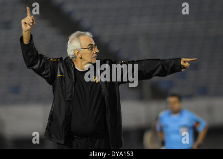 Montevideo, Uruguay. 10. April 2014. Uruguays Penarol Trainer Jorge Fossati reagiert während eines Spiels der Copa Libertadores gegen Venezuelas Deportivo Anzoategui im Stadion Centenario in Montevideo, der Hauptstadt von Uruguay, am 10. April 2014. © Nicolas Celaya/Xinhua/Alamy Live-Nachrichten Stockfoto