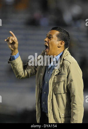 Montevideo, Uruguay. 10. April 2014. Venezuelas Deportivo Anzoategui Head, die Coach Juvencio Betancourt während einer Copa Libertadores reagiert, match gegen Uruguay torlos im Stadion Centenario in Montevideo, der Hauptstadt von Uruguay, am 10. April 2014. © Nicolas Celaya/Xinhua/Alamy Live-Nachrichten Stockfoto