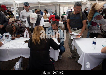 (140411)--TIJUANA, 11. April 2014 (Xinhua)--Migranten nehmen Teil im Auftrag für faire Migranten auf dem Vorplatz der Zona Centro-Delegation in Tijuana-Stadt, Mexiko, am 10. April 2014. Laut lokalen Presseberichten wurde die Messe von Tijuana National Chamber of Transformation Industries (CANACINTRA, für seine Abkürzung in Spanisch), die nationale Migration Institute (INM, für seine Abkürzung in spanischer Sprache), das Menschenrechtsbüro (PHD, für seine Abkürzung in spanischer Sprache) und Zona Centro Delegation organisiert. Nach offiziellen Angaben erhielt Tijuana rund 43 000 Deportierte Migranten von der Uni Stockfoto