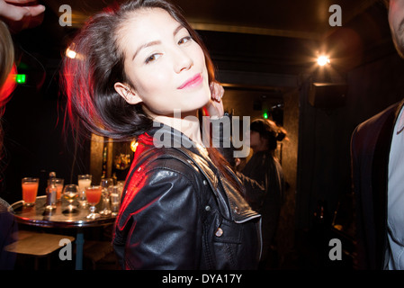 Junge Frau in Bar Stockfoto