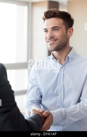 Händeschütteln mit Geschäftsmann Client Stockfoto