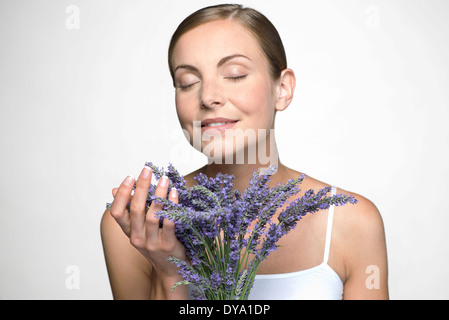 Junge Frau mit Lavendel bouquet Stockfoto