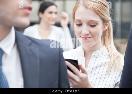 Geschäftsfrau Überprüfung Smartphone unterwegs Stockfoto