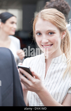 Geschäftsfrau Überprüfung Smartphone unterwegs Stockfoto