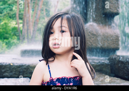 Kleines Mädchen von Brunnen, Porträt Stockfoto