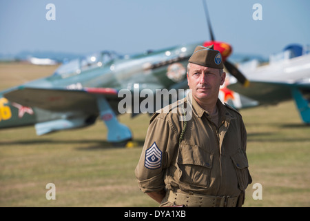 Fancy Dress U.S. Sergeant vor ein Yak 9-UM bei der Flying Legends Airshow, Imperial War Museum Duxford Stockfoto